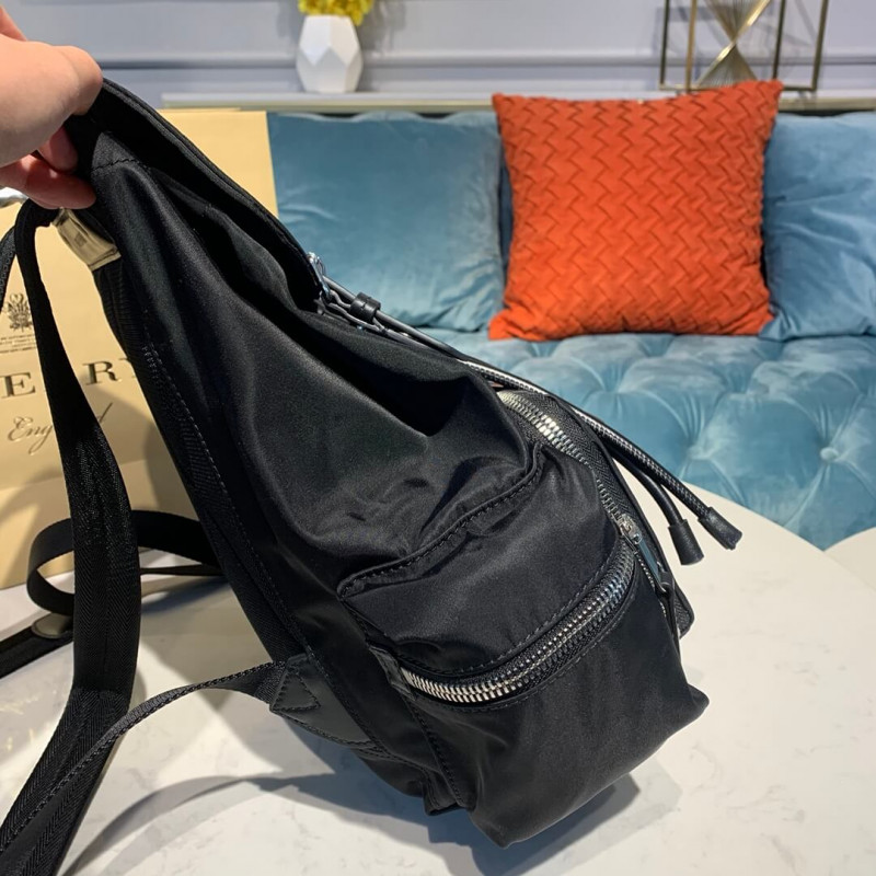 Burberry La mochila mediana en logotipo impreso nylon 80116171-2