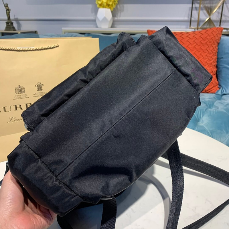 Burberry La mochila mediana en logotipo impreso nylon 80116171-3