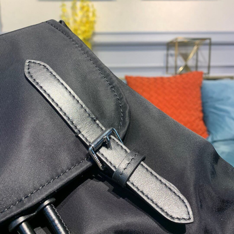 Burberry La mochila mediana en logotipo impreso nylon 80116171-4