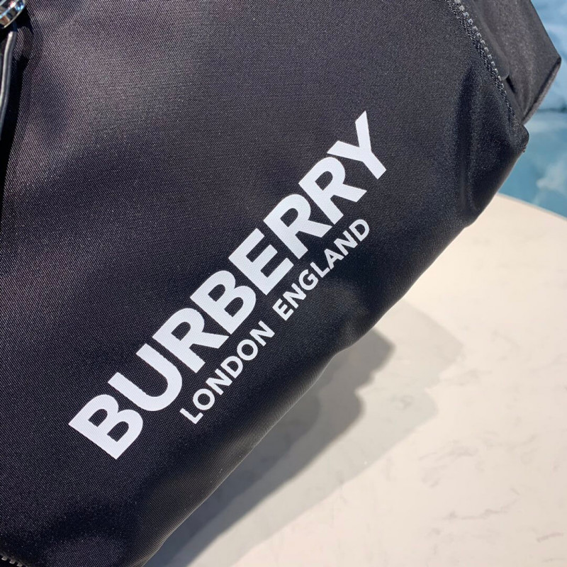 Burberry La mochila mediana en logotipo impreso nylon 80116171-5