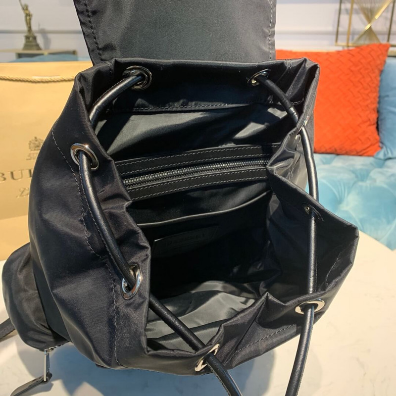 Burberry La mochila mediana en logotipo impreso nylon 80116171-8