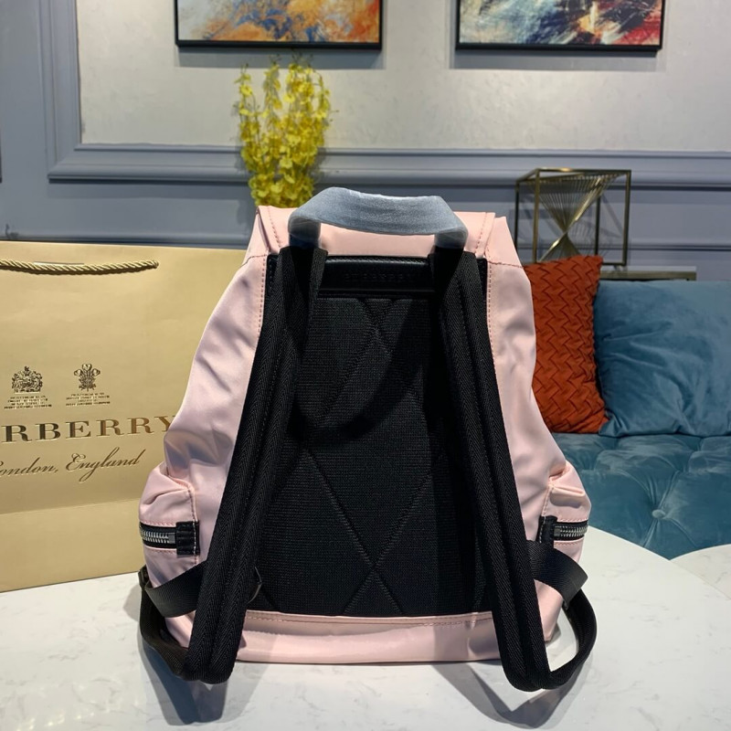 Burberry La mochila mediana en logotipo impreso nylon 80116181-1