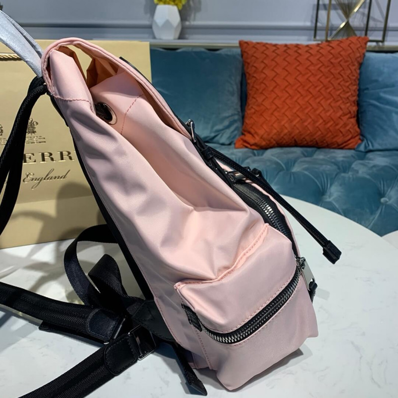Burberry La mochila mediana en logotipo impreso nylon 80116181-2