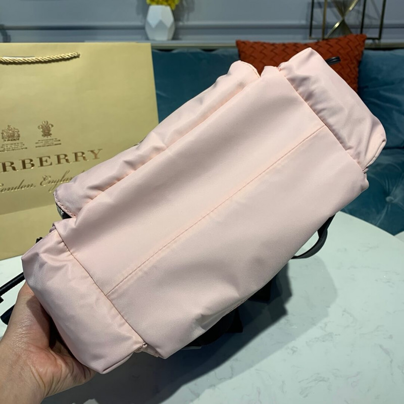 Burberry La mochila mediana en logotipo impreso nylon 80116181-3