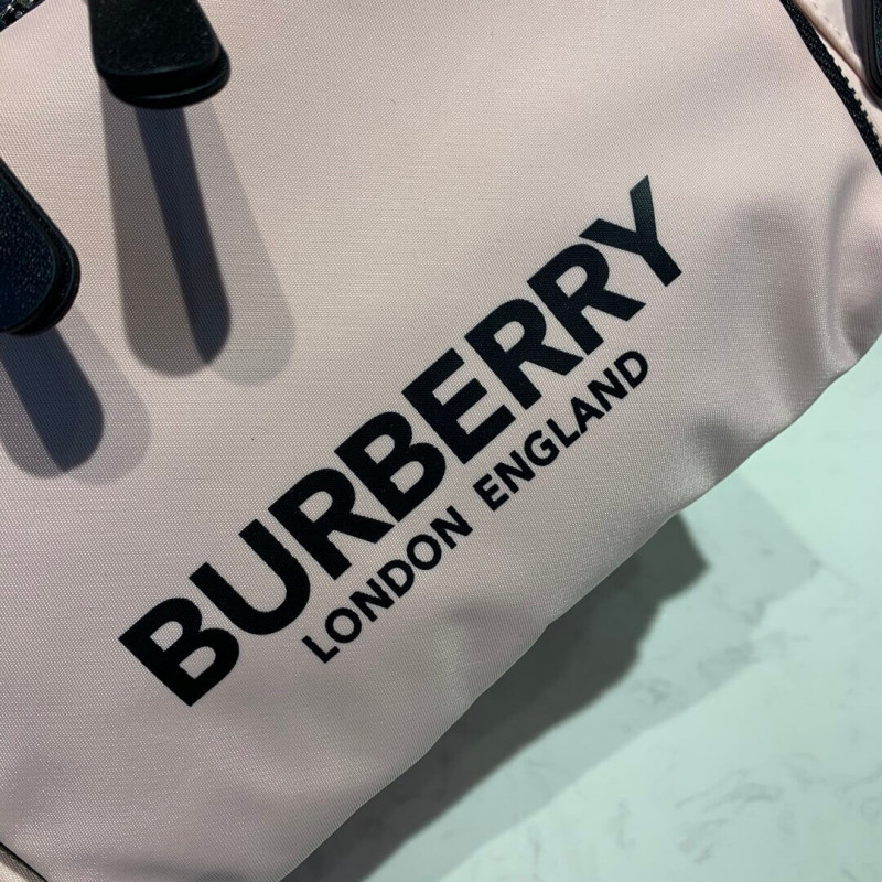 Burberry La mochila mediana en logotipo impreso nylon 80116181-4