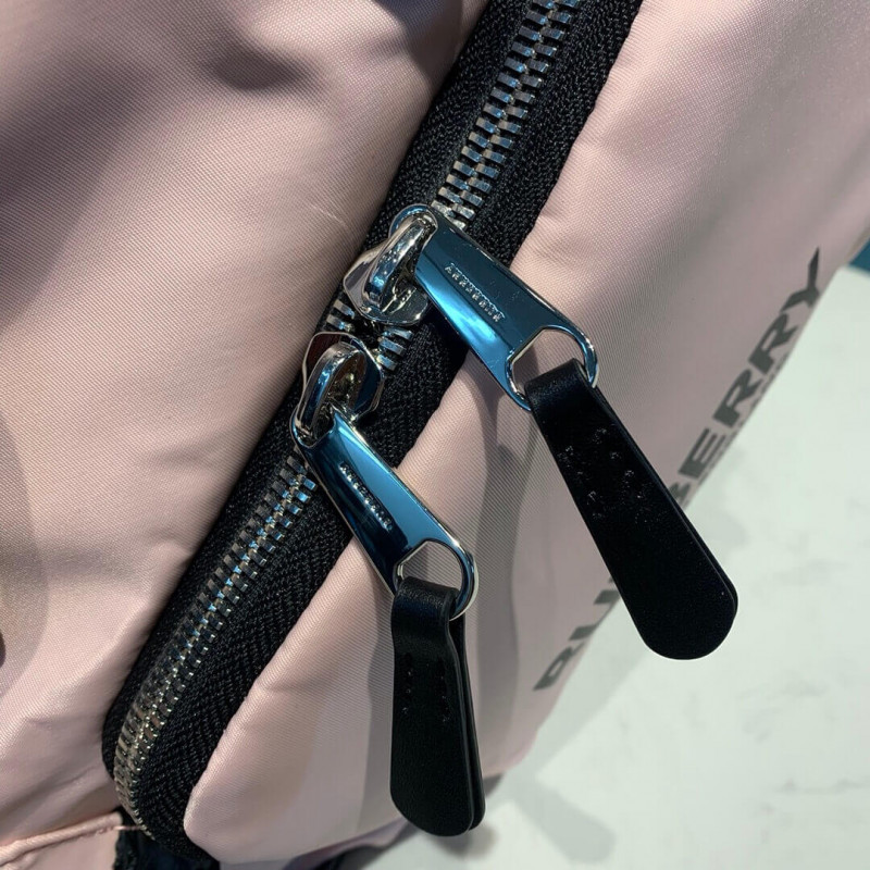 Burberry La mochila mediana en logotipo impreso nylon 80116181-5