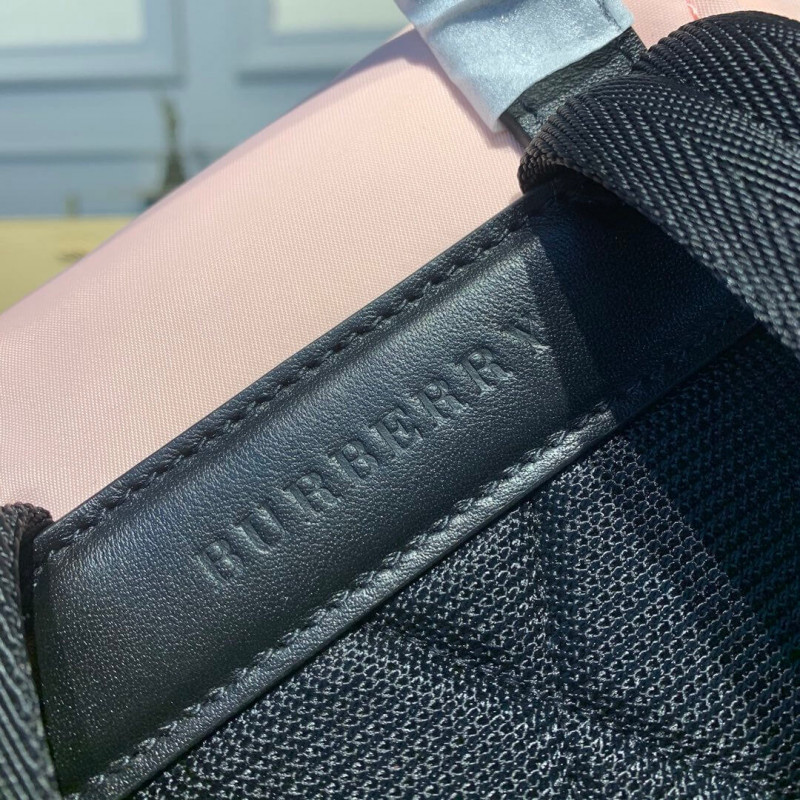 Burberry La mochila mediana en logotipo impreso nylon 80116181-6