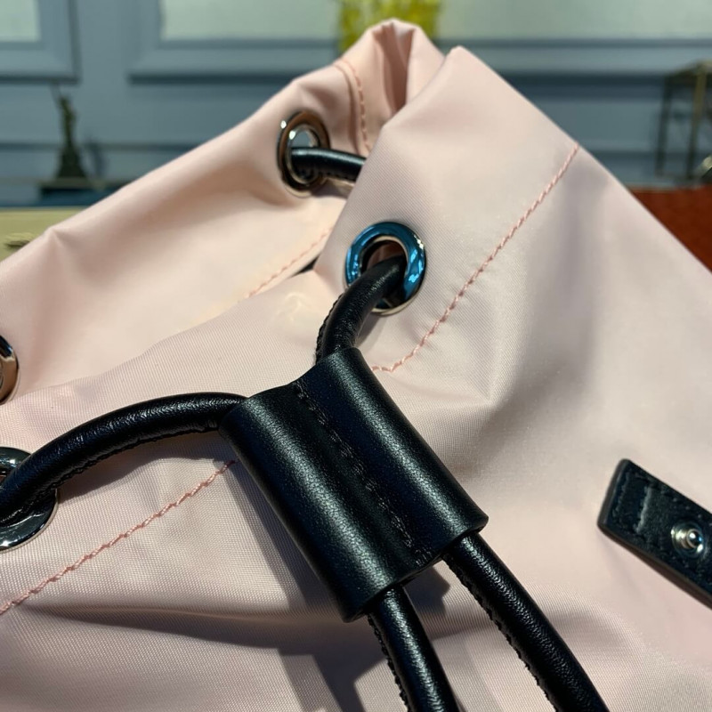 Burberry La mochila mediana en logotipo impreso nylon 80116181-7