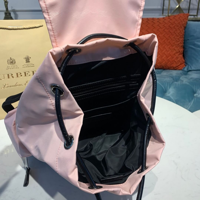 Burberry La mochila mediana en logotipo impreso nylon 80116181-8