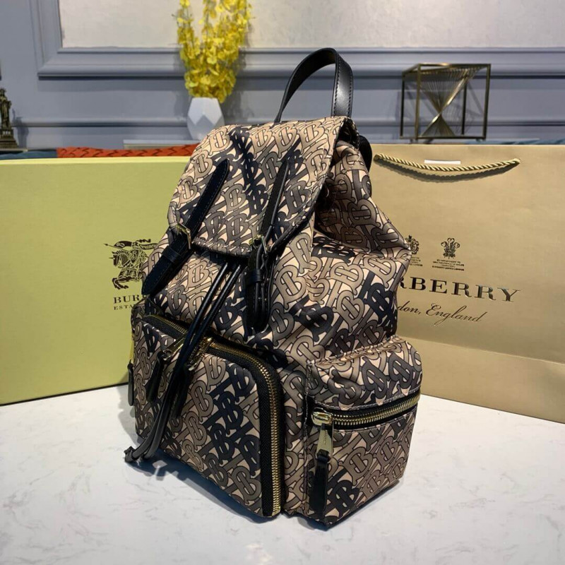 Burberry La mochila mediana en monograma impreso nylon 80118061-1