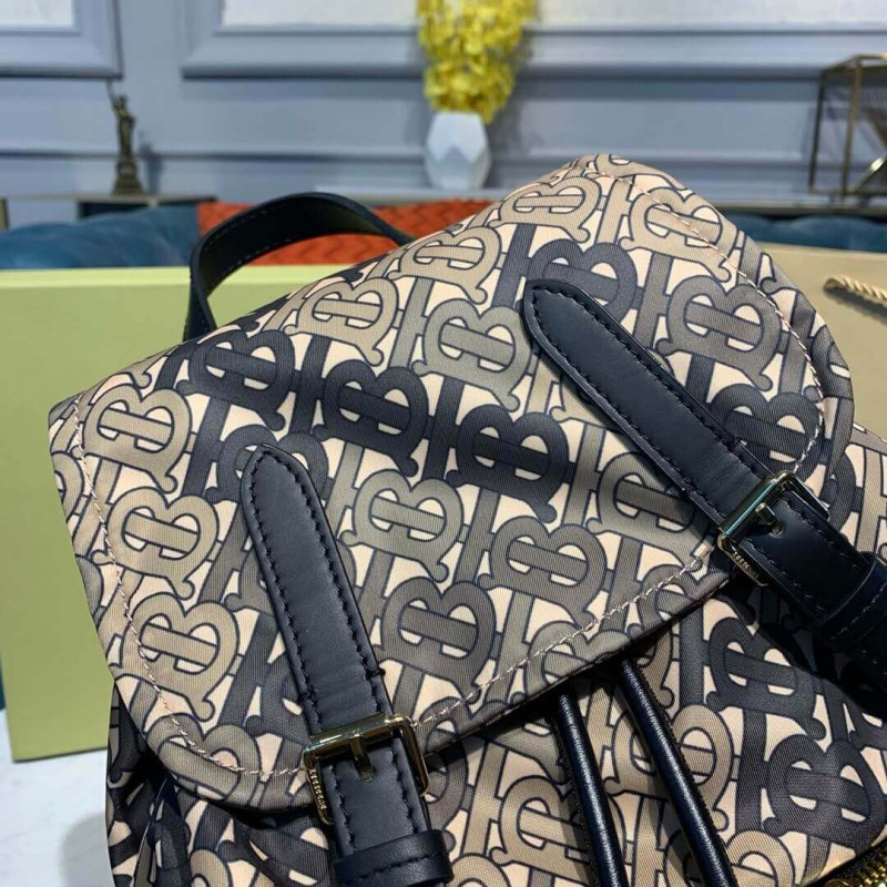 Burberry La mochila mediana en monograma impreso nylon 80118061-4