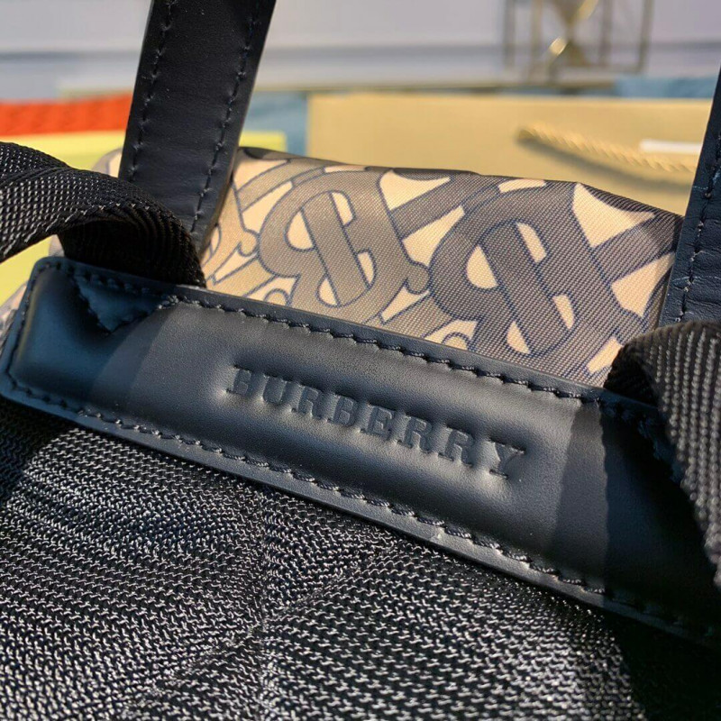 Burberry La mochila mediana en monograma impreso nylon 80118061-6