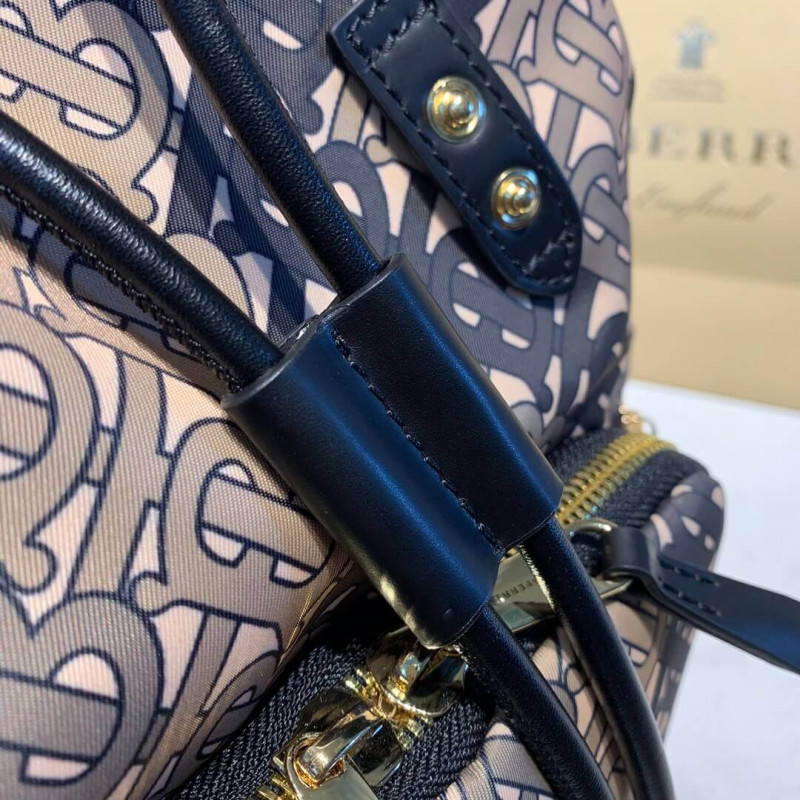 Burberry La mochila mediana en monograma impreso nylon 80118061-7
