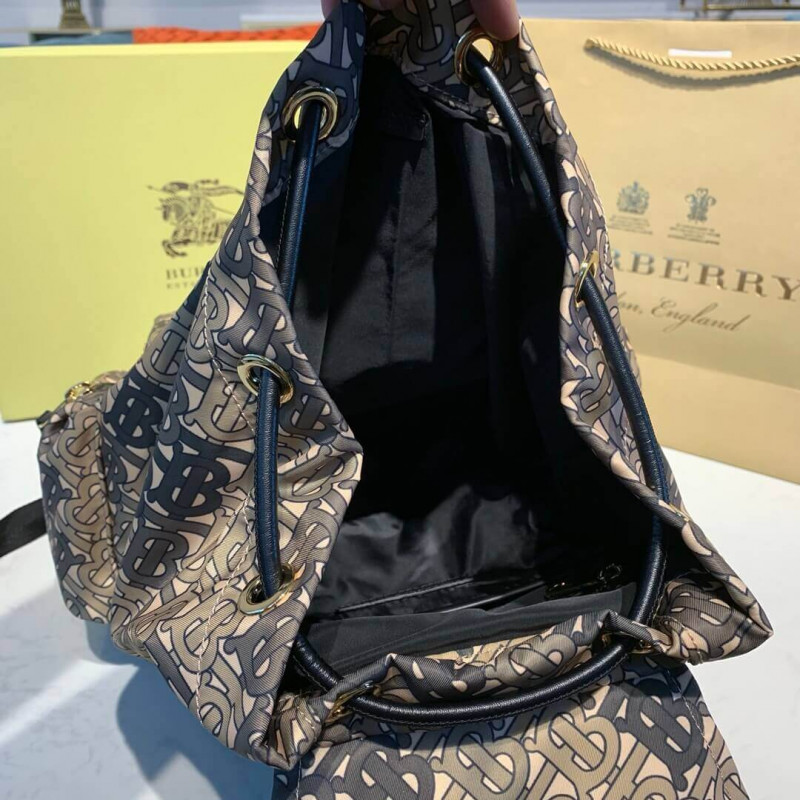 Burberry La mochila mediana en monograma impreso nylon 80118061-8