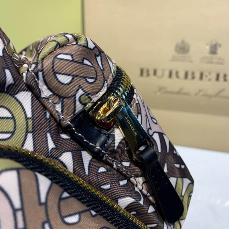 Burberry La mochila mediana en monograma impreso nylon 80118051-6