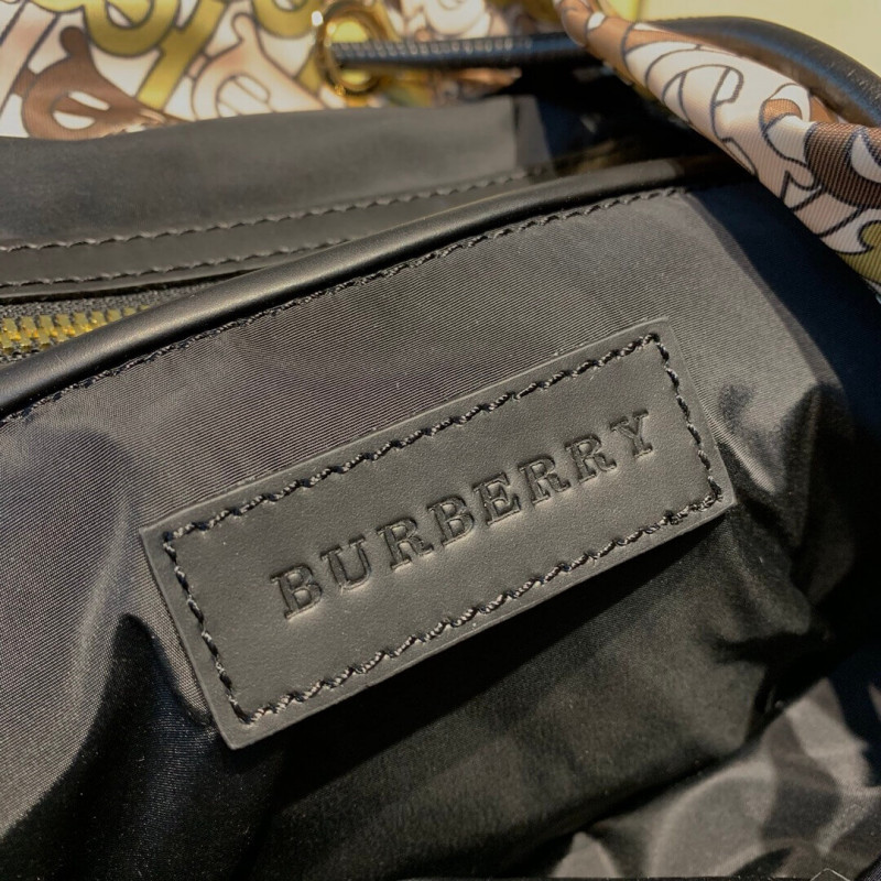 Burberry La mochila mediana en monograma impreso nylon 80118051-7