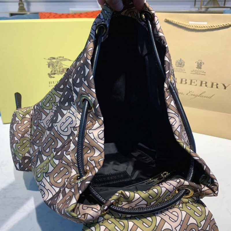 Burberry La mochila mediana en monograma impreso nylon 80118051-8