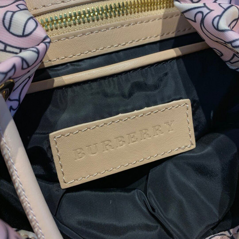 Burberry La mochila mediana en monograma impreso nylon 80116391-7