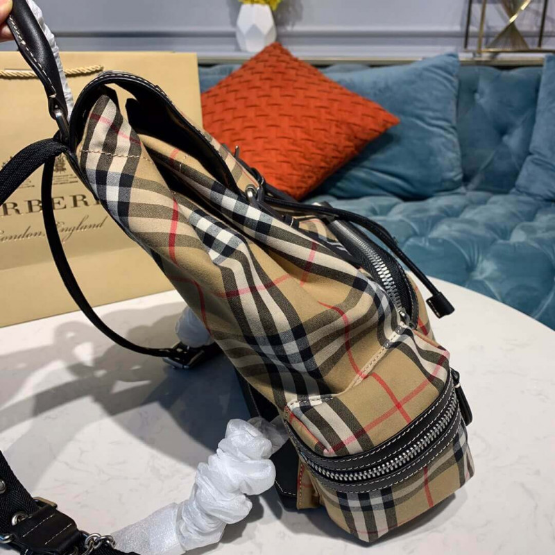 Burberry el mochila de cuerpo cruzado mediano en la verificación vintage 40731121-2