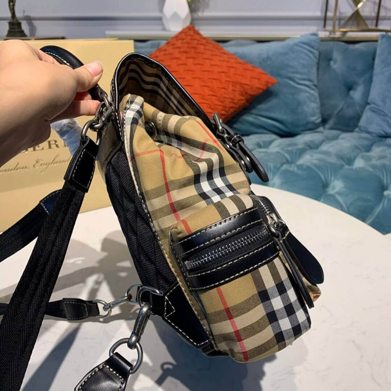 Burberry La pequeña mochila cruzada en la verificación vintage 40731111-2