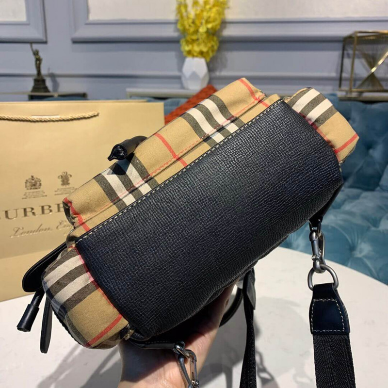 Burberry La pequeña mochila cruzada en la verificación vintage 40731111-3