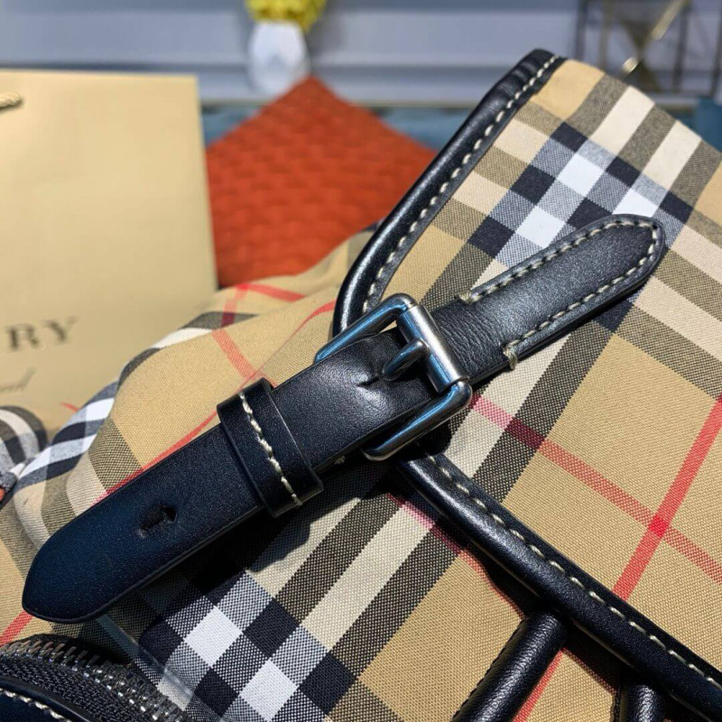Burberry La pequeña mochila cruzada en la verificación vintage 40731111-4