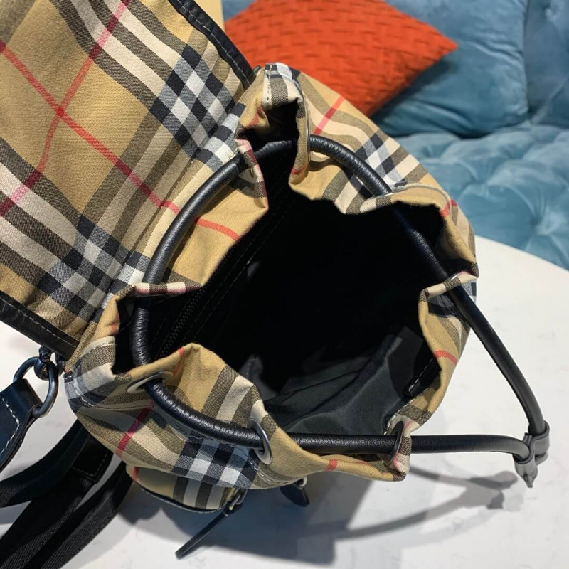 Burberry La pequeña mochila cruzada en la verificación vintage 40731111-8