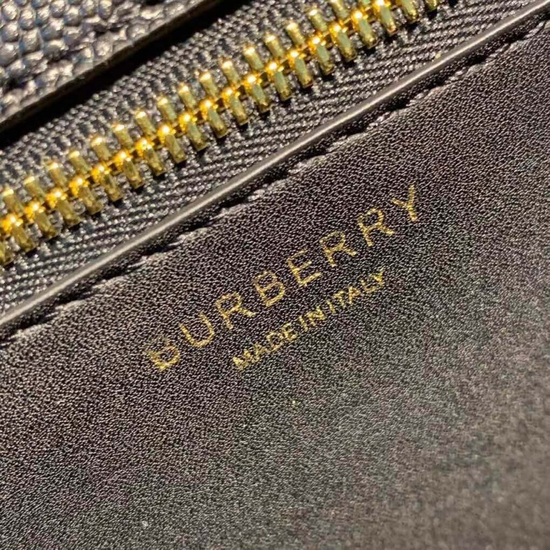 Burberry Medium Grainy Leather TB Bolsa 80193431-7