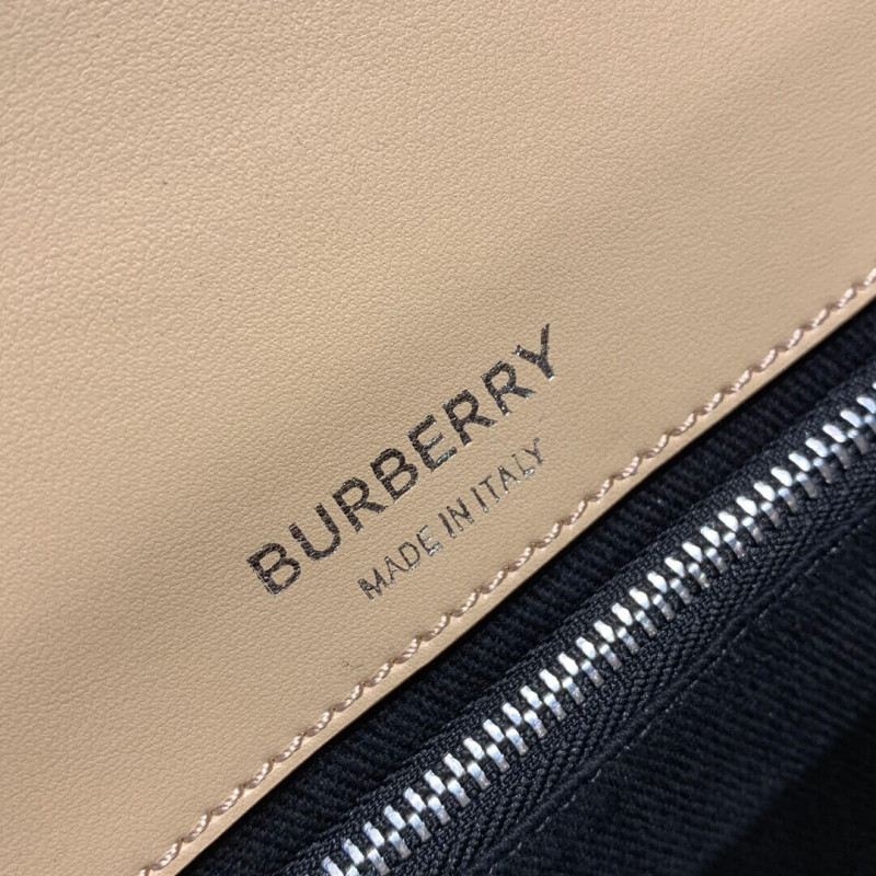 Burberry Medium acolchado Camera de piel de piel 80224971-7