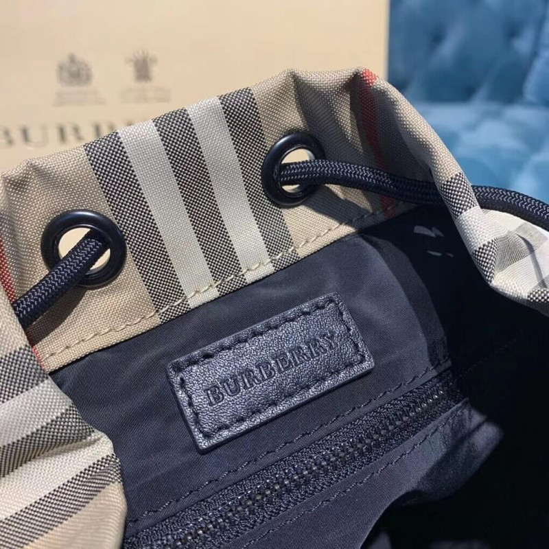 Burberry Logo Impresión Icono Stripe Nylon Drawcord Pouch 80267371-7