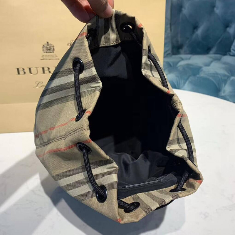 Burberry Logo Impresión Icono Stripe Nylon Drawcord Pouch 80267371-8