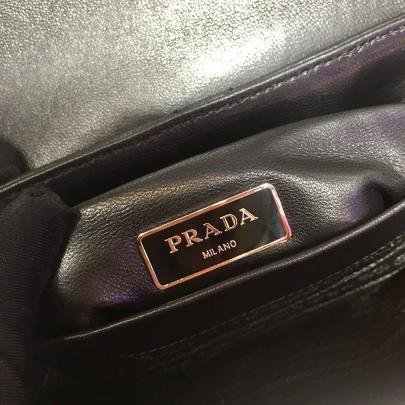 Bolsa de espectro de cuero Nappa de Prada Small Nappa 1BD233-8
