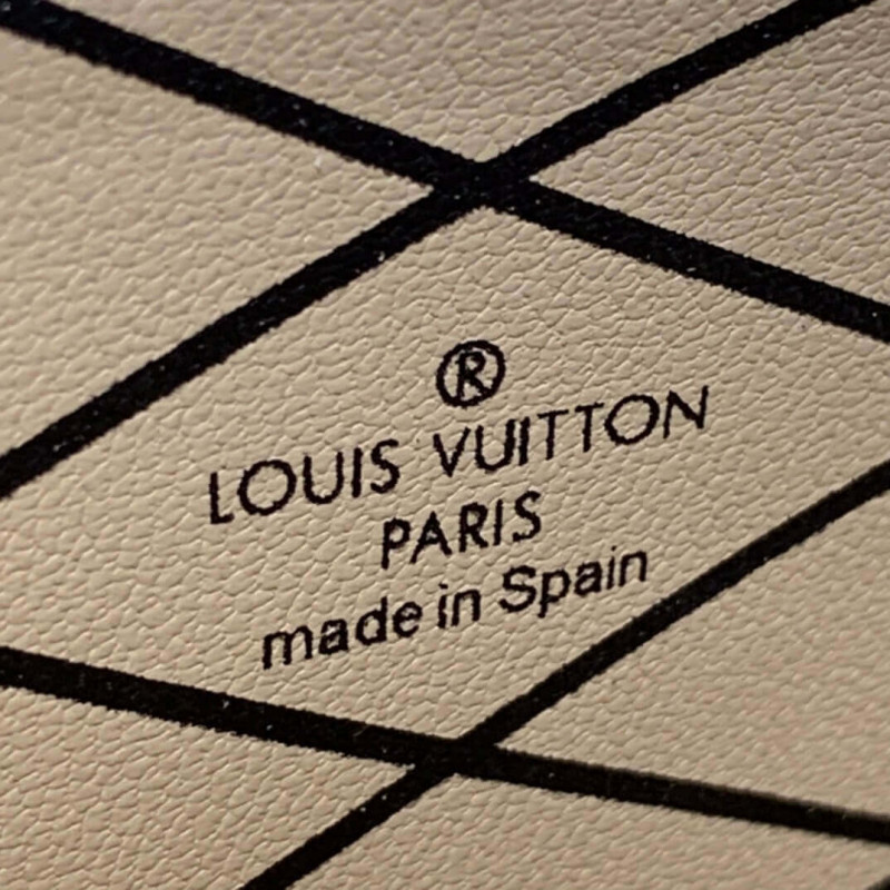 Louis Vuitton VERTICAL TUNK POCHETTE M67873-12