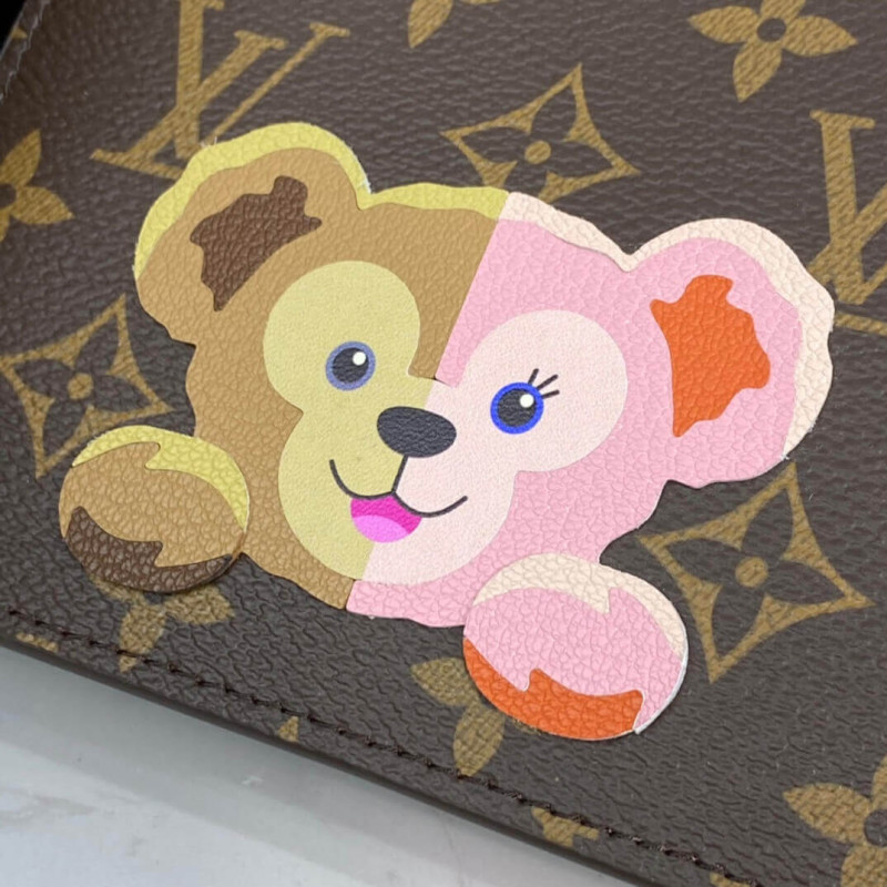 Louis Vuitton Petit Sac Plat M69442 con estampado de oso-6