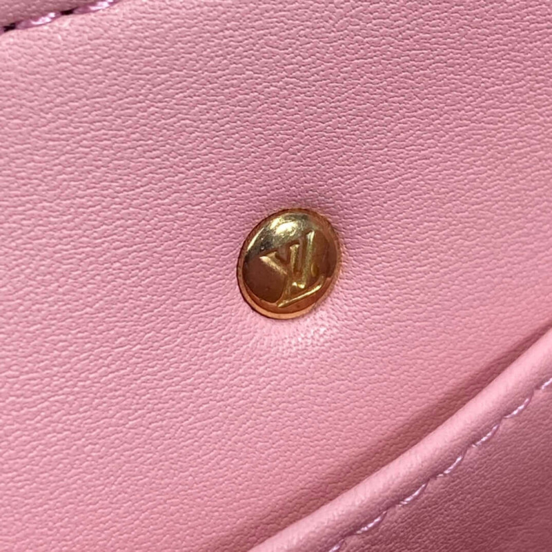 Louis Vuitton Petit Sac Plat M69442 con estampado de oso-9