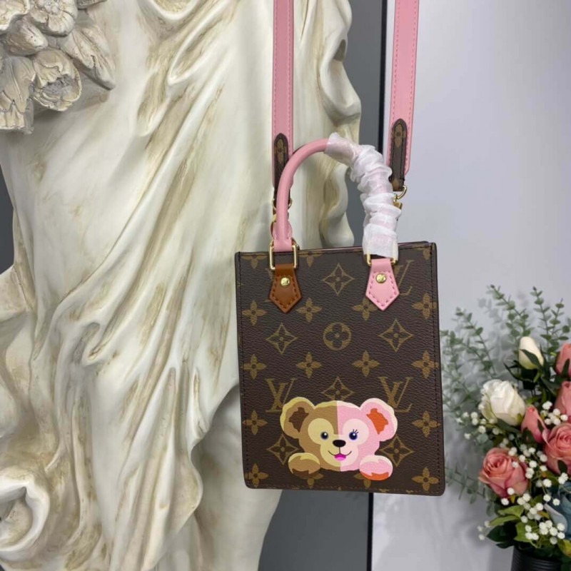 Louis Vuitton Petit Sac Plat M69442 con estampado de oso-11