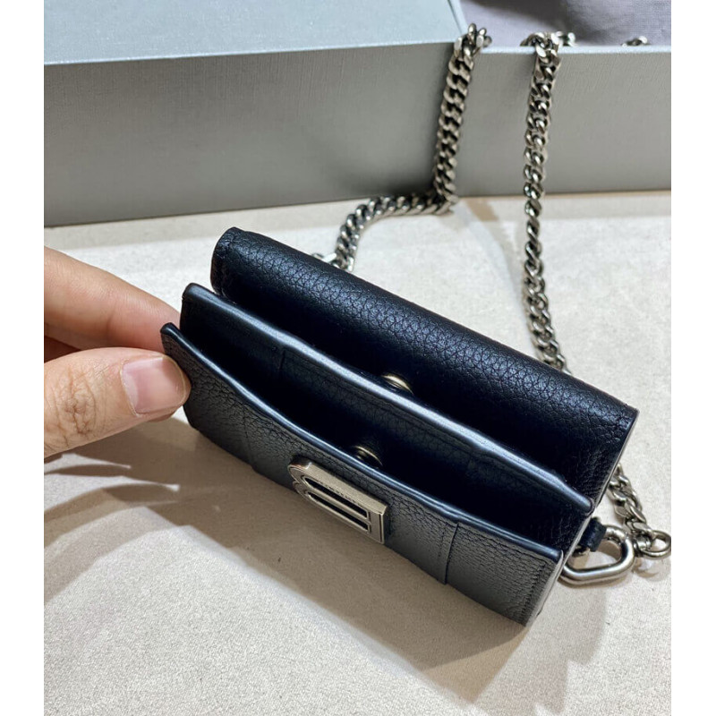 billetera de cuero con correa de cadena de arena negra de Balenciaga-9