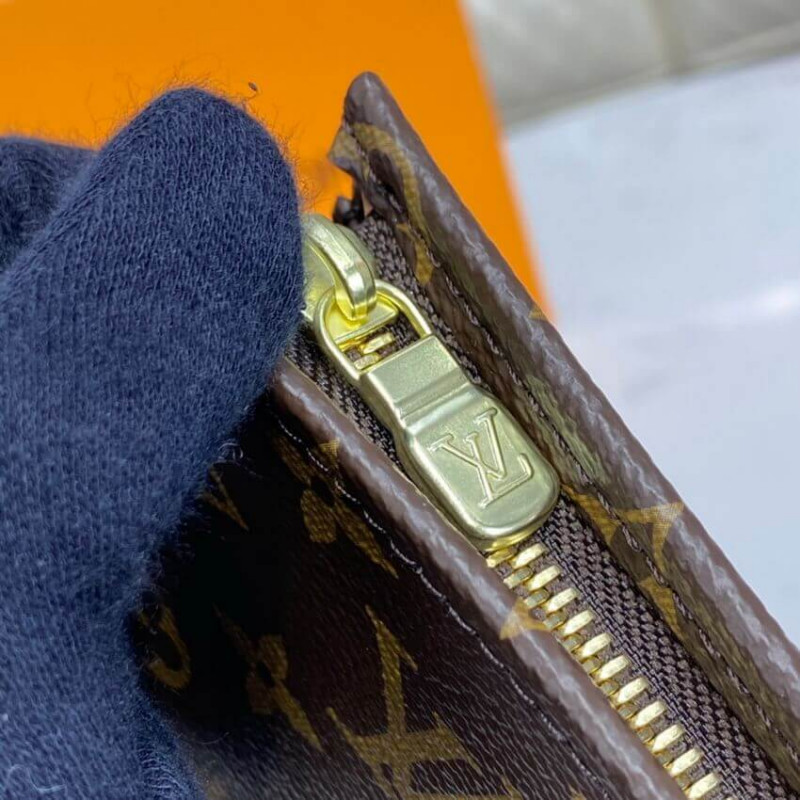 Juego de Louis Vuitton en la bolsa de tocador 26 M80282-8