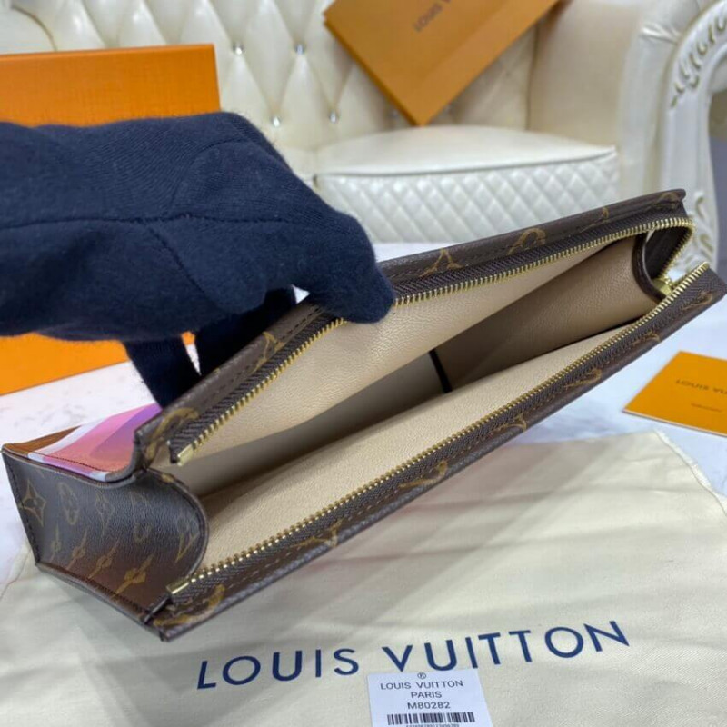 Juego de Louis Vuitton en la bolsa de tocador 26 M80282-9