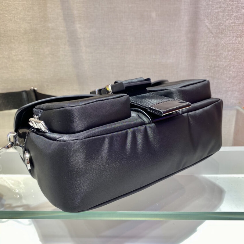Nylon de bolsillo Prada y bolso de cuero cepillado 1BD295-9