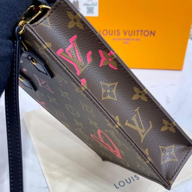 Louis Vuitton Signature dibujó Petit Sac Plat M80839-9