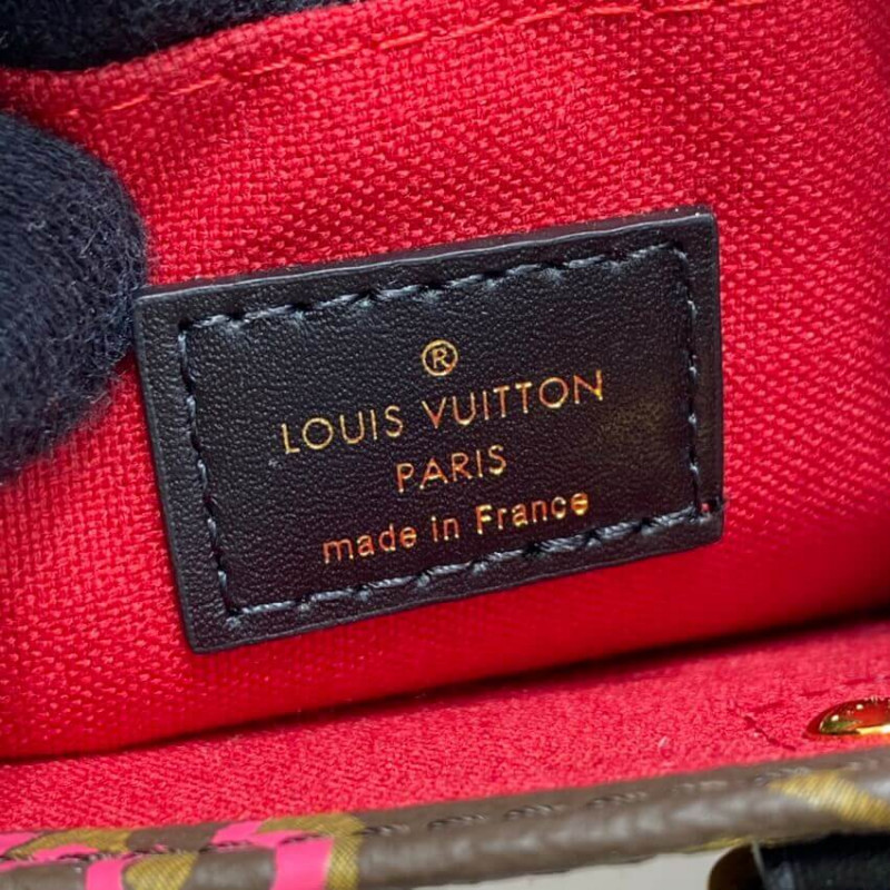 Louis Vuitton Signature dibujó Petit Sac Plat M80839-13