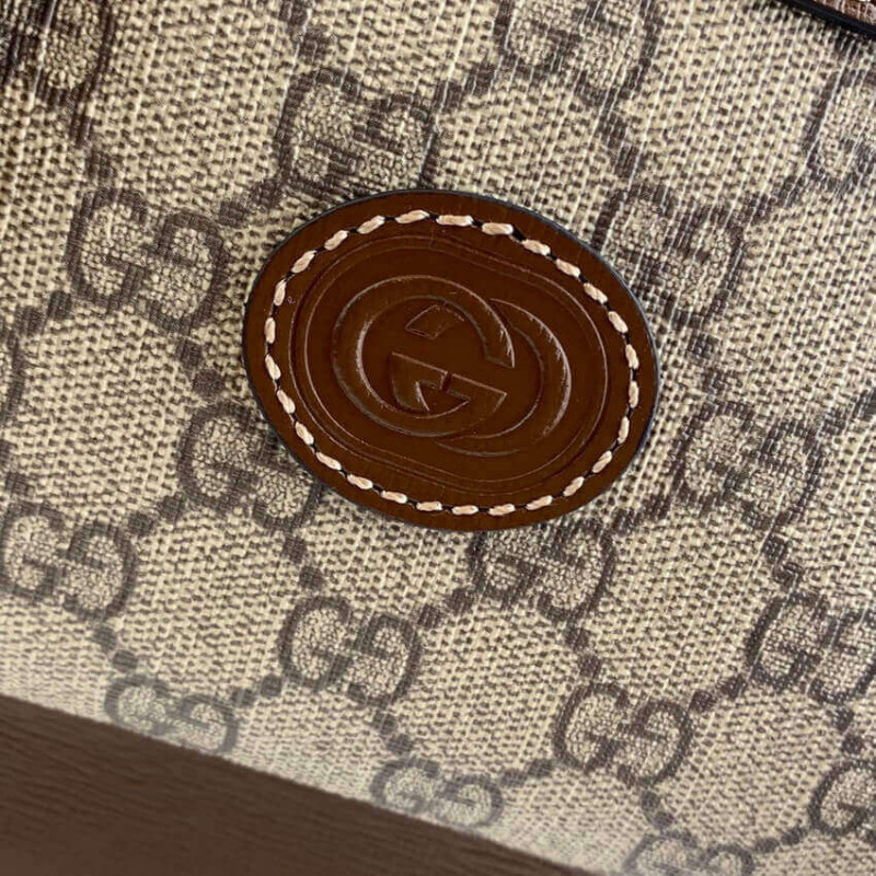 mochila Gucci con g de enclavamiento en GG Supreme 674147-6
