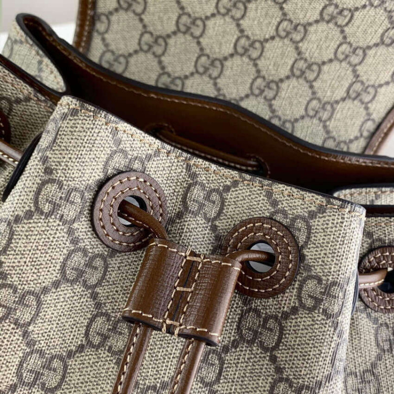 mochila Gucci con g de enclavamiento en GG Supreme 674147-8