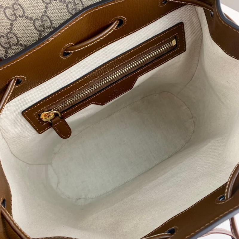 mochila Gucci con g de enclavamiento en GG Supreme 674147-10