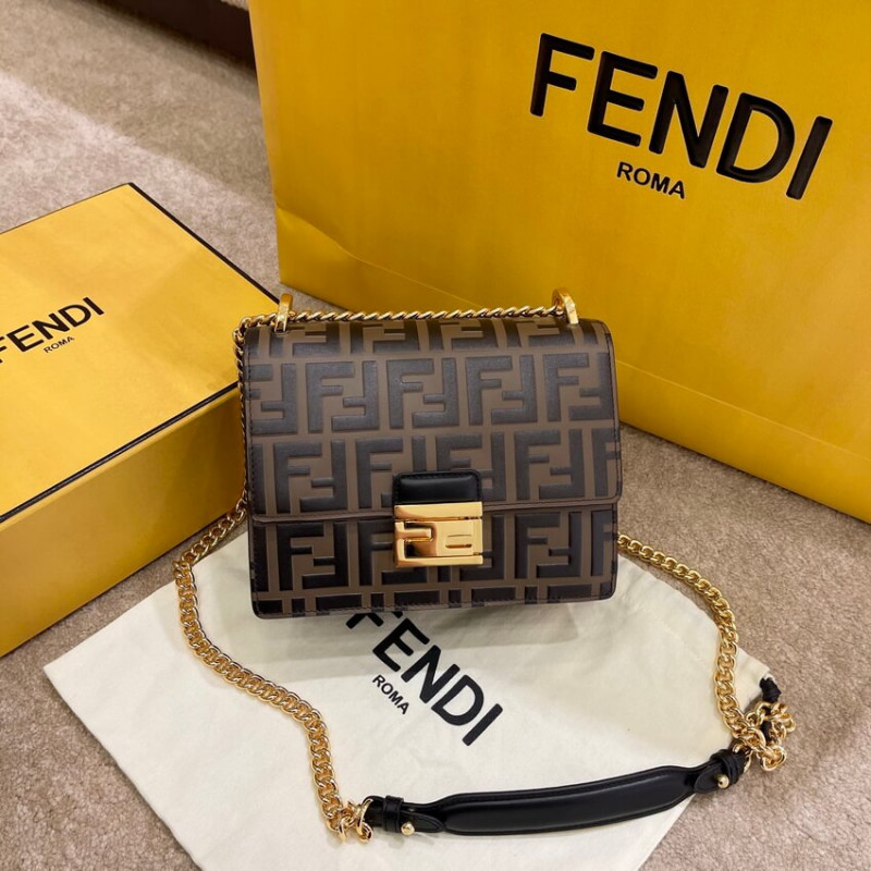 Fendi kan u Bolsa pequeña con logotipo de FF en relieve 8M0417-4