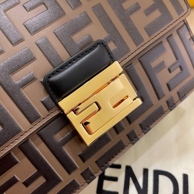 Fendi kan u Bolsa pequeña con logotipo de FF en relieve 8M0417-5