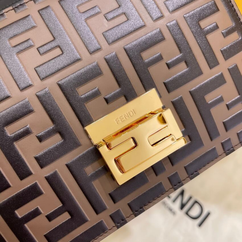 Fendi kan u Bolsa pequeña con logotipo de FF en relieve 8M0417-6
