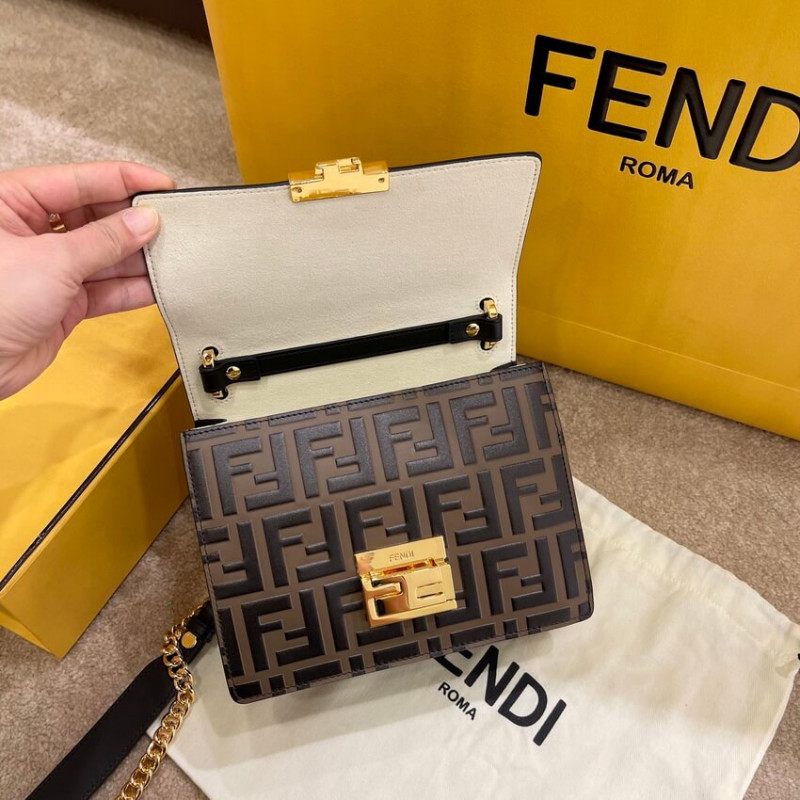 Fendi kan u Bolsa pequeña con logotipo de FF en relieve 8M0417-8
