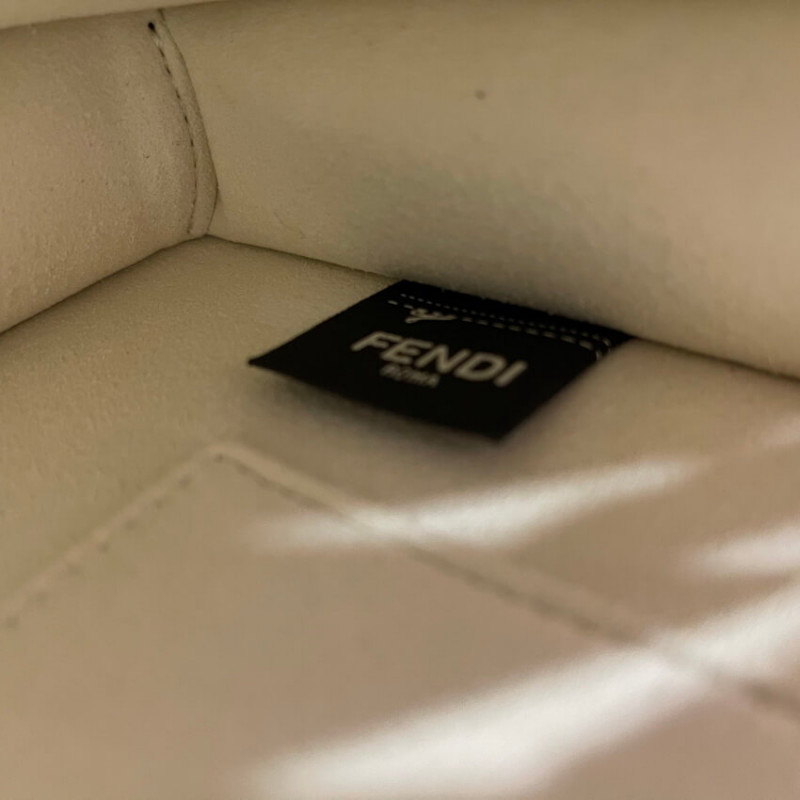 Fendi kan u Bolsa pequeña con logotipo de FF en relieve 8M0417-10